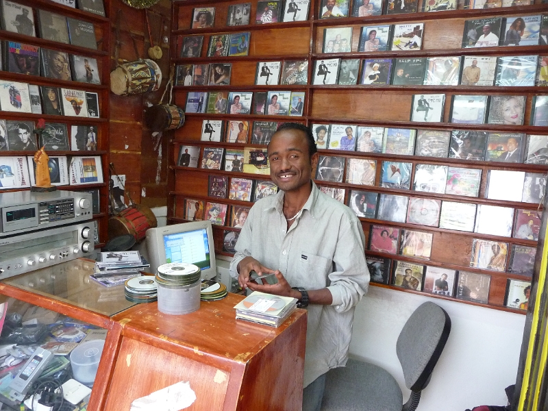 p1040832.jpg - Mesfin - the local music don