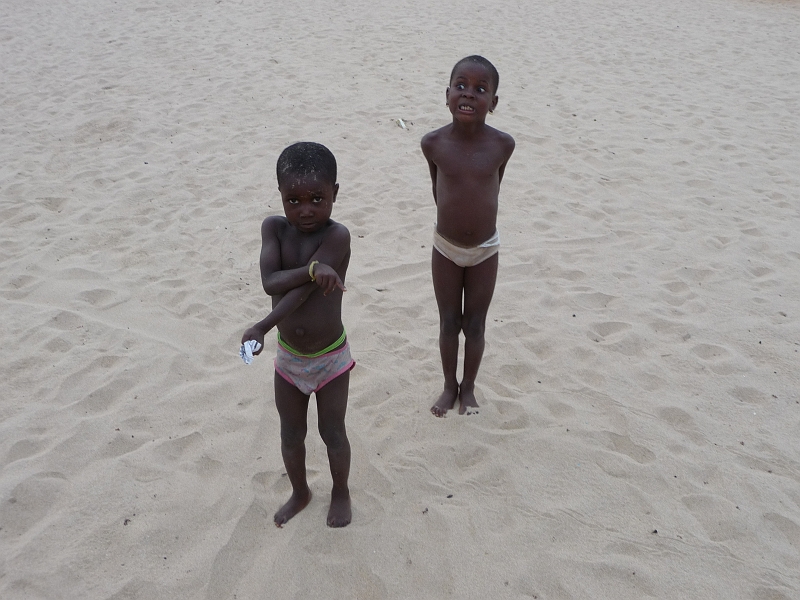 p1040407.jpg - Kids on the beach