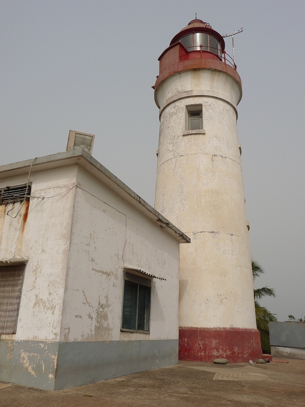 p1040463.jpg - Cape 3 Points lighthouse