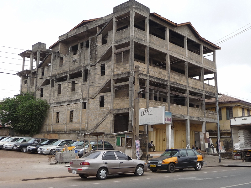 p1040501.jpg - One of many ghost buildings in Kumasi