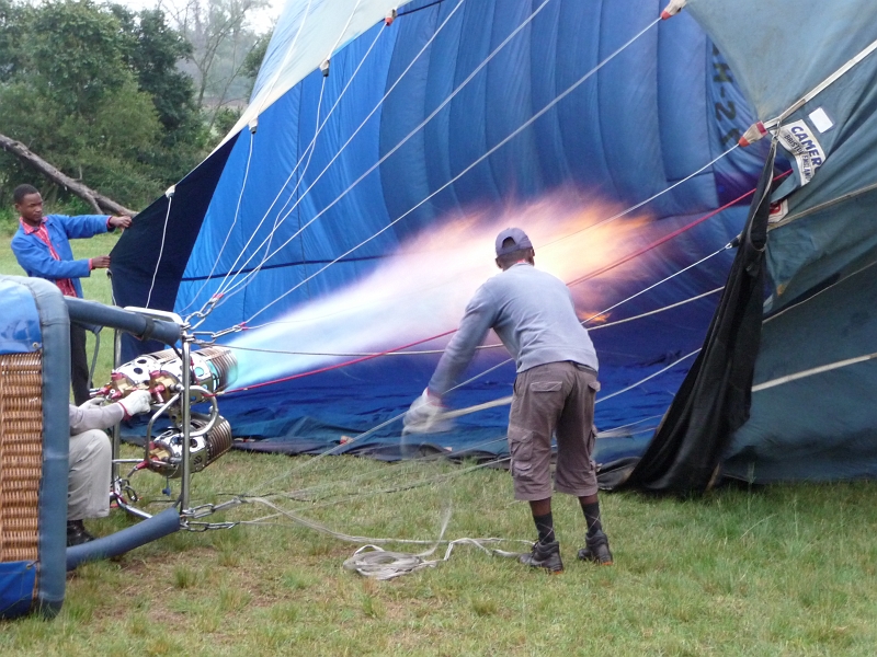 p1030488.jpg - Firing up the hot air balloon (second time lucky)
