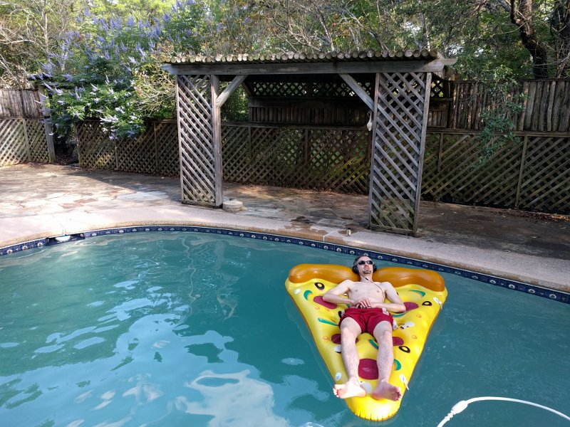 IMG_20180524_181127.jpg - Chilling on an inflatable pizza slice - Ranch Relaxo always delivers!