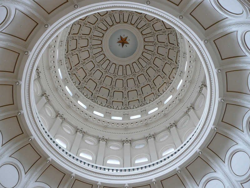 austin074.jpg - Looking up at the inside of the Capitol dome