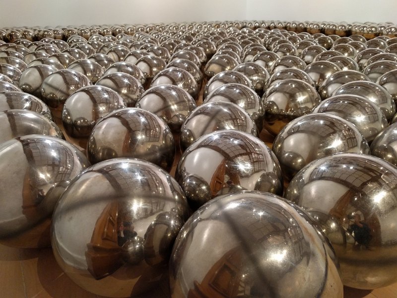 IMG_20181128_154814.jpg - Yayoi Kusama's silver balls