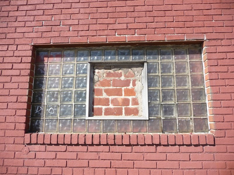 P1050370.JPG - Nice feature that - the bricks inside the window