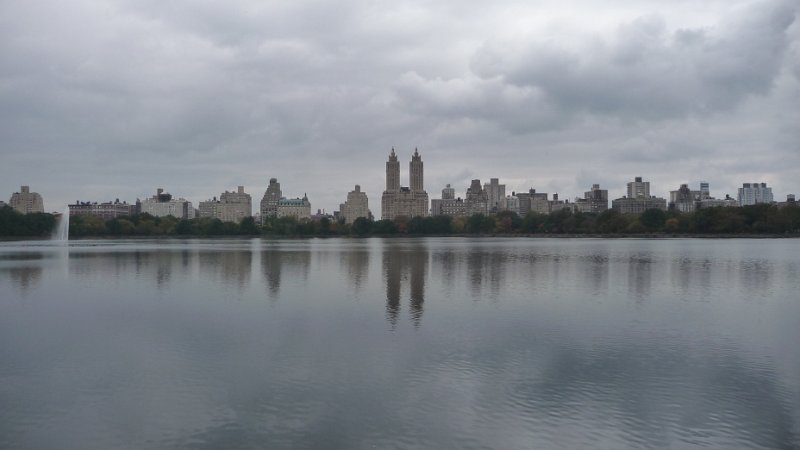 P1050452.JPG - Gloomy view across Central Park lake