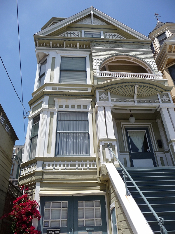 p1040031.jpg - San Francisco Victorian-styled apartment