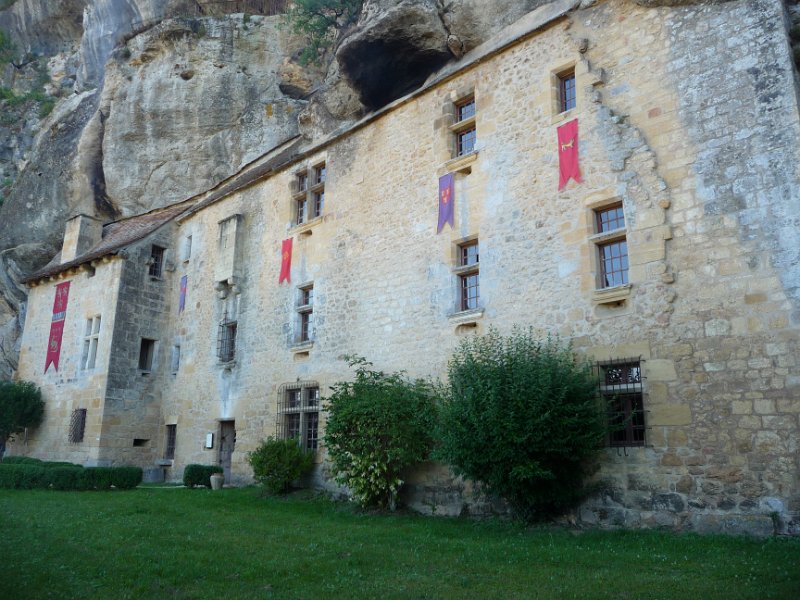 P1060979.JPG - Maison Forte de Reignac - an impressive castle built right into the rock walls