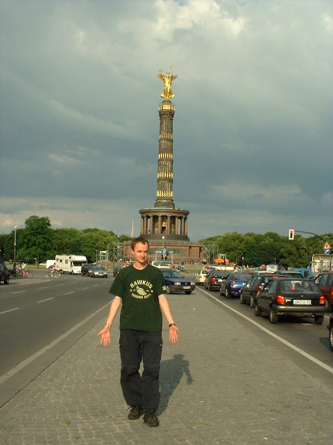 berlin_md_victory_tower.jpg - MD at the Victory Tower (a place NOT to park your car before the Love Parade)