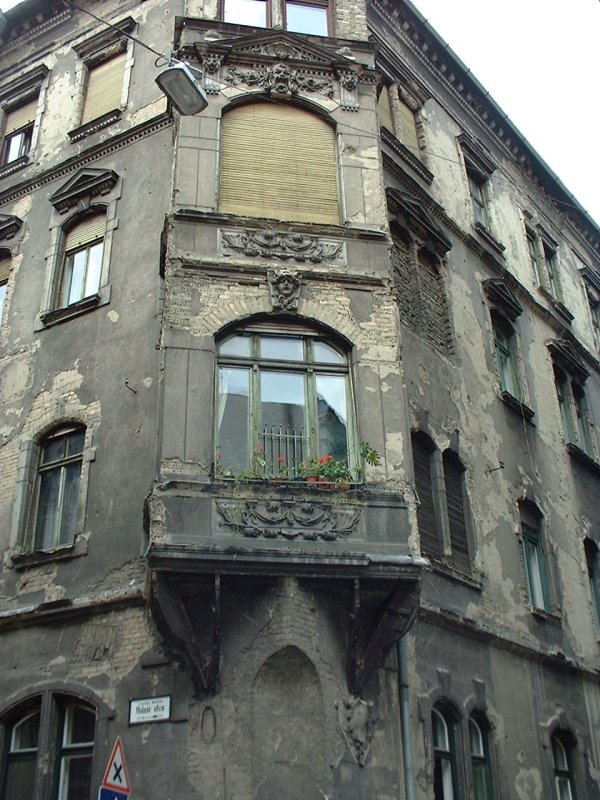 dscf0052.jpg - Old building on Molnar Street