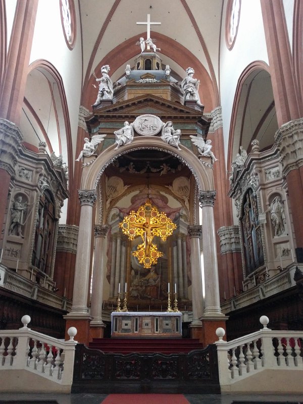IMG_20180803_155201.jpg - Crucifix by Giunta Pisano, main altar in San Petronio Basilica
