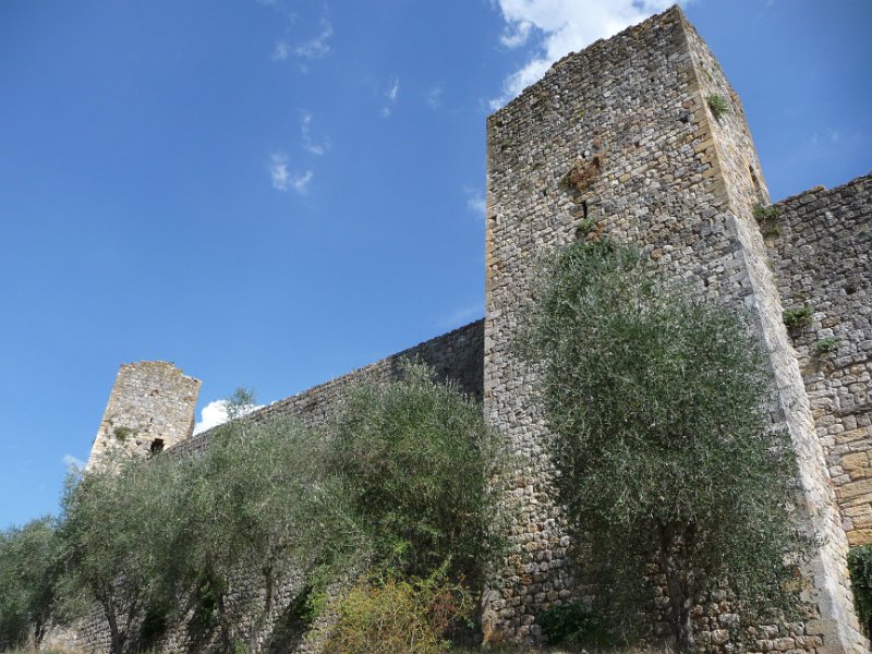 P1060247.JPG - The outside walls of Monteriggioni