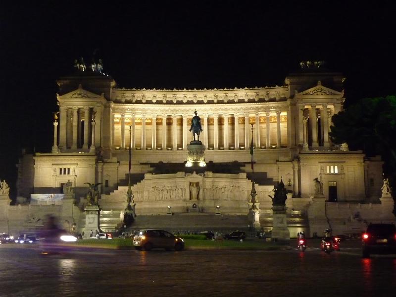p1040174.jpg - Monument to Vittorio Emanuele II at night