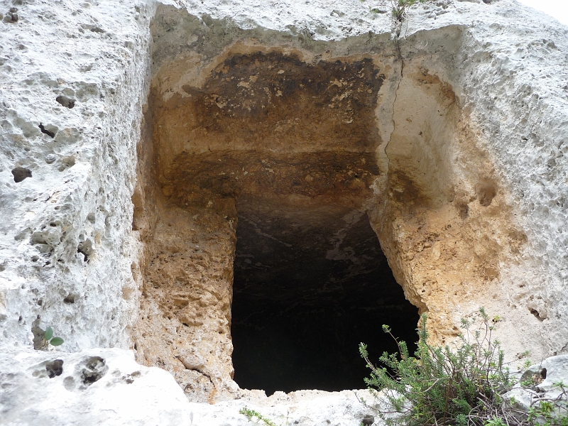 p1030240.jpg - Entrance to an ancient burial tomb at Pantalica