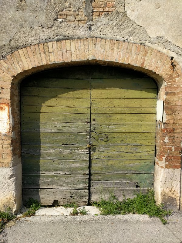 IMG_20180809_163024.jpg - Old door in Spoleto