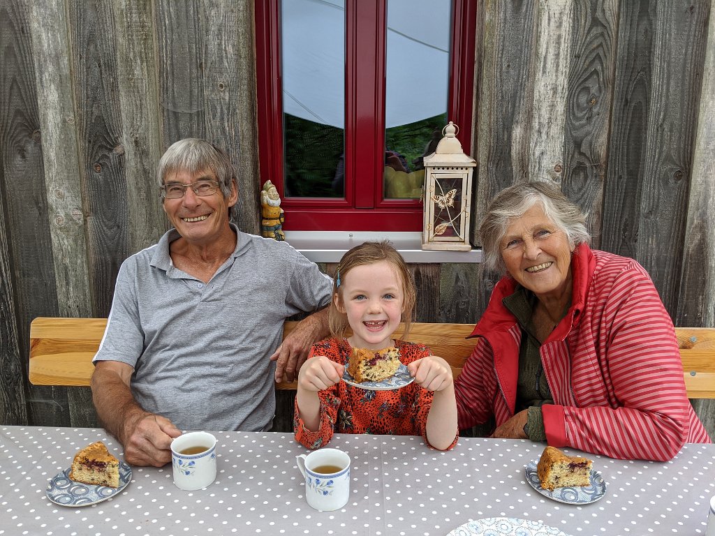 IMG_20200823_161652.jpg - Opa, Femke and Opa enjoying some tea and cake